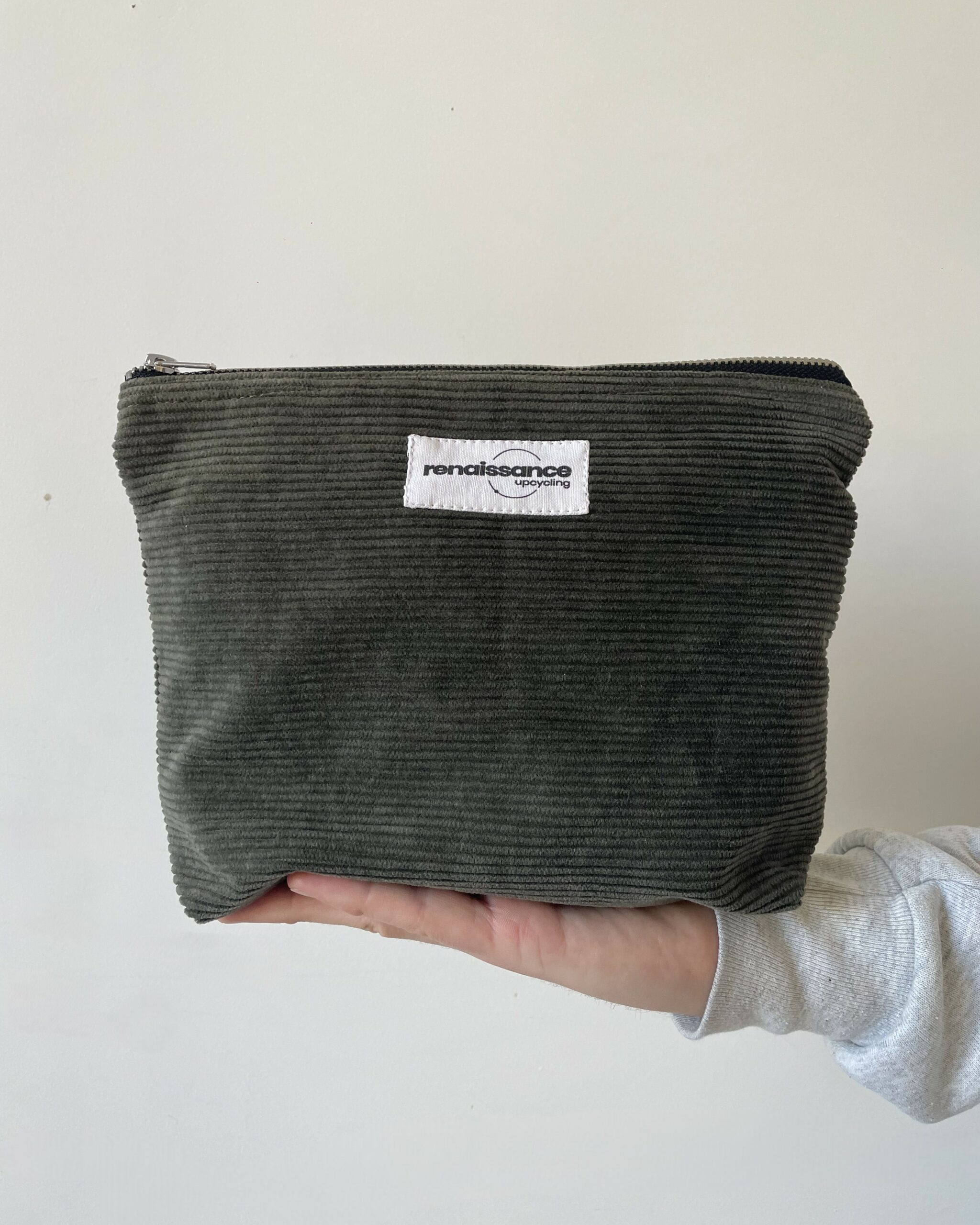 Trousse de toilette vert foncé upcyclée en velours côtelé.