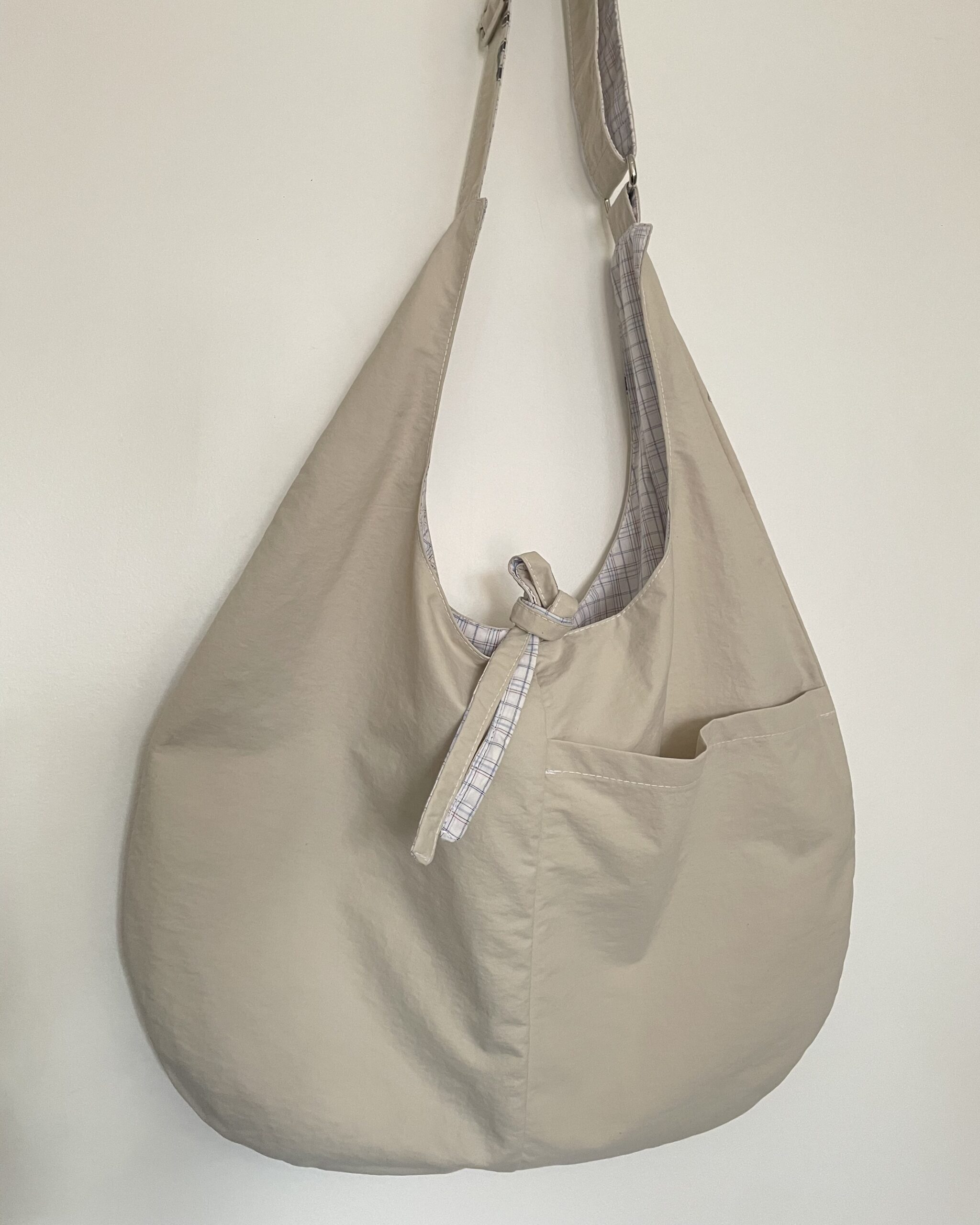 Hobo bag réversible beige et blanc à carreaux