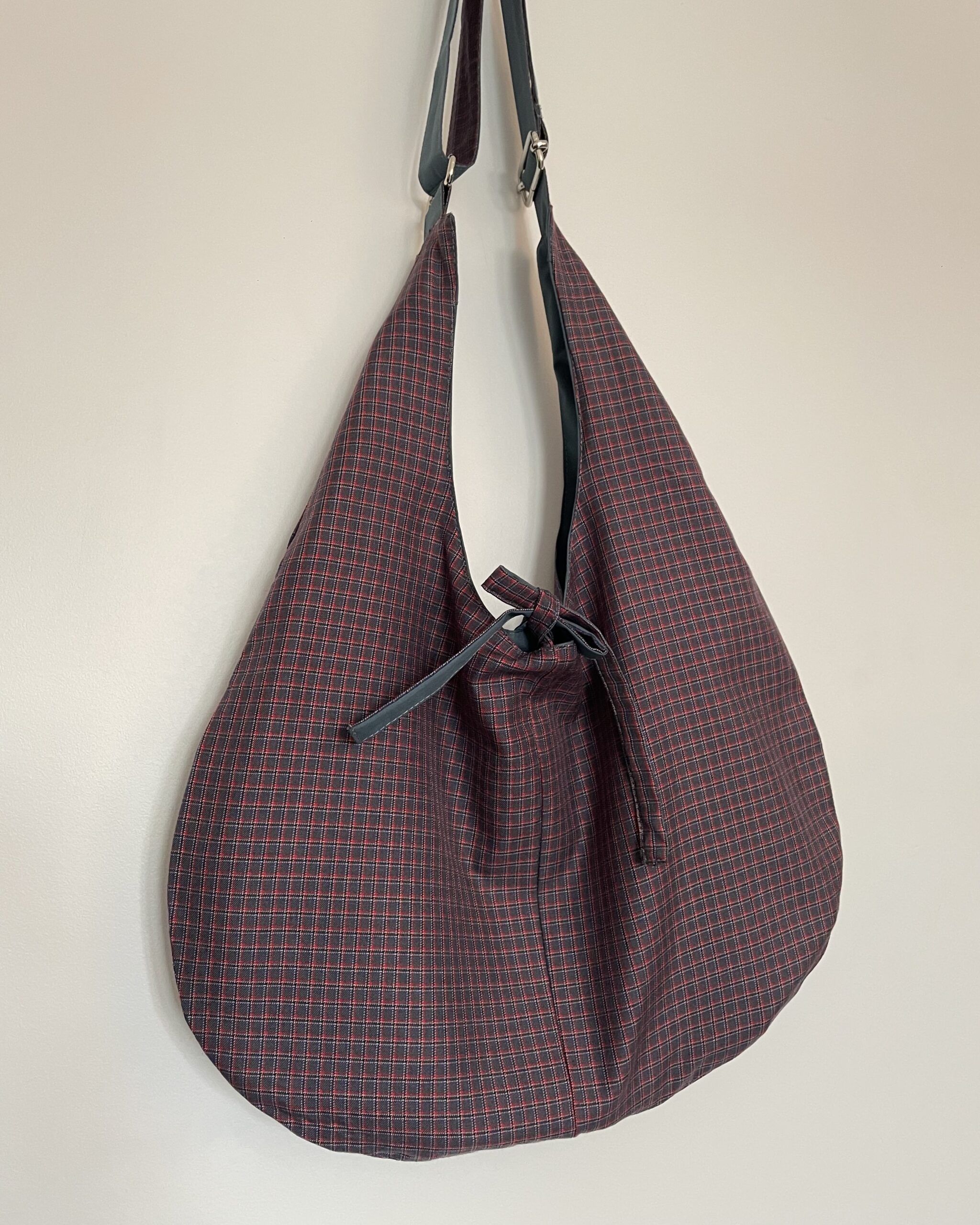 Hobo bag réversible gris et rouge à carreaux