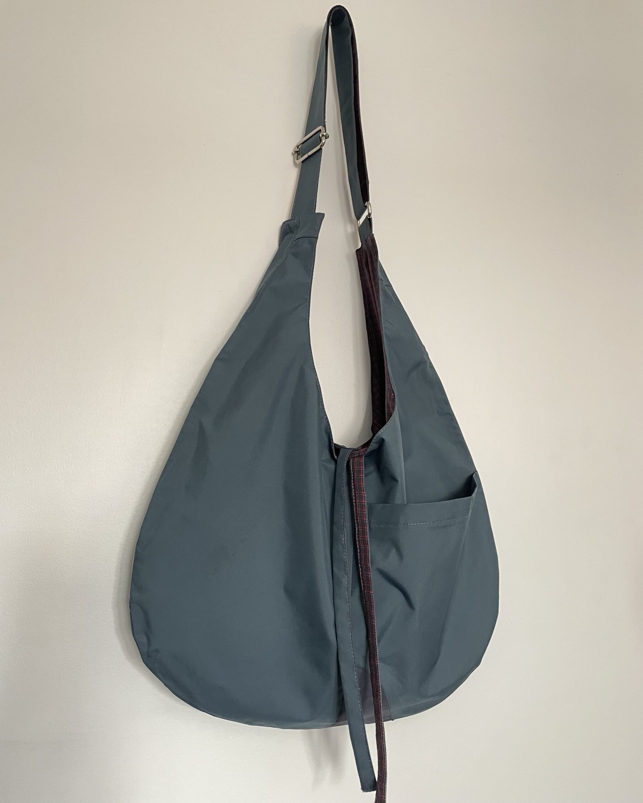 Hobo bag réversible gris et rouge à carreaux