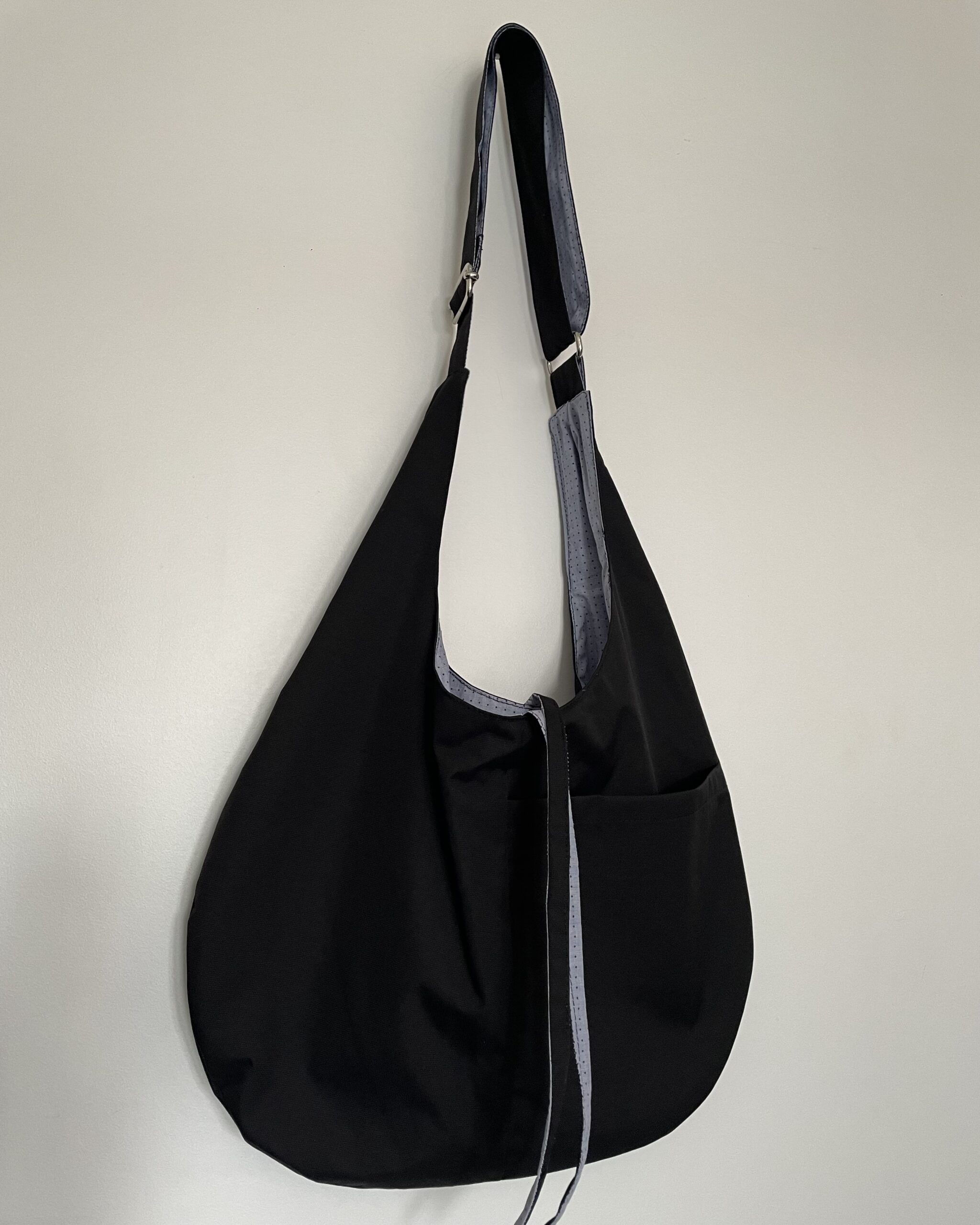 Hobo bag réversible noir et bleu ciel à pois