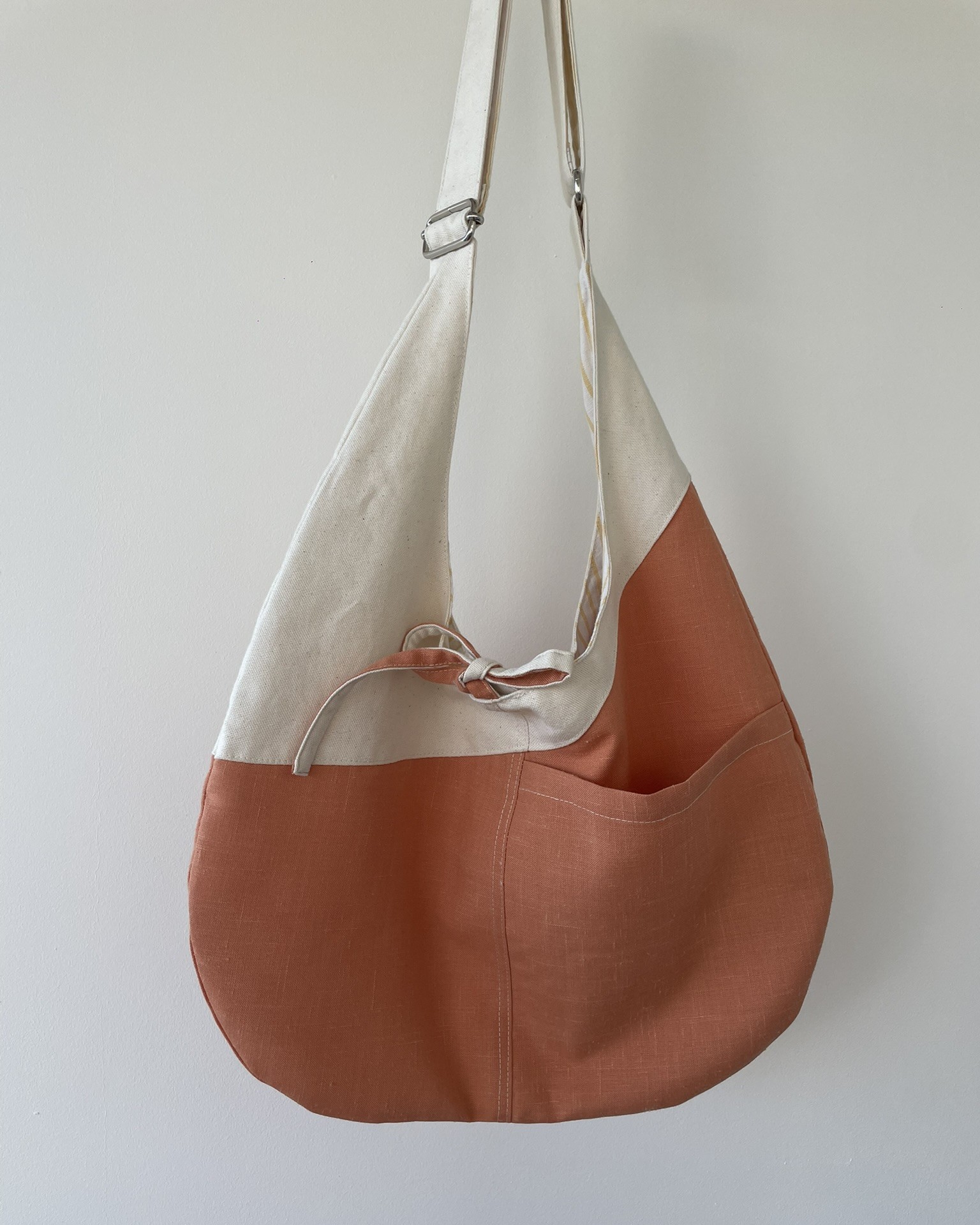 Hobo bag réversible asymétrique beige orange et rayures jaunes