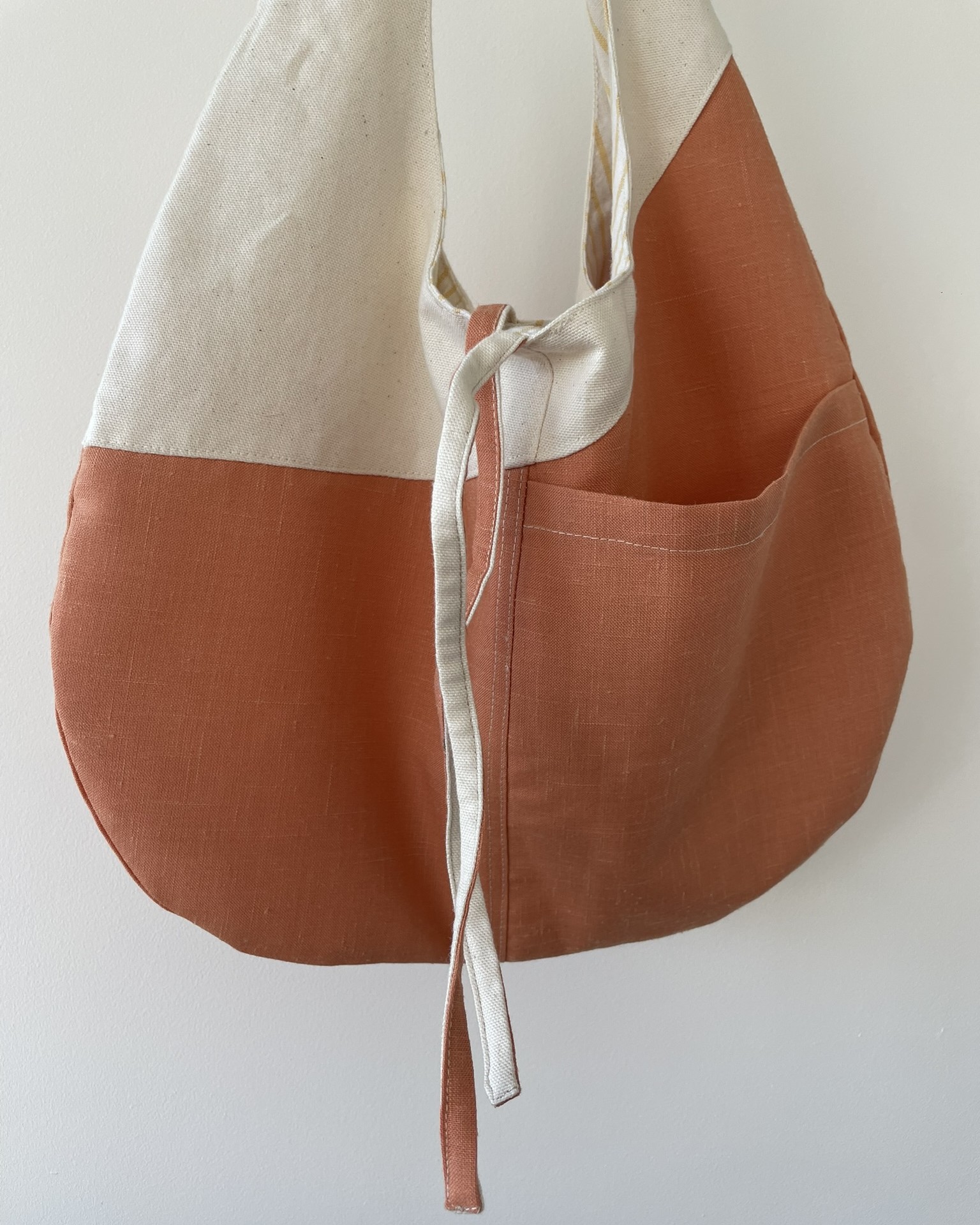 Hobo bag réversible asymétrique beige orange et rayures jaunes – Image 3