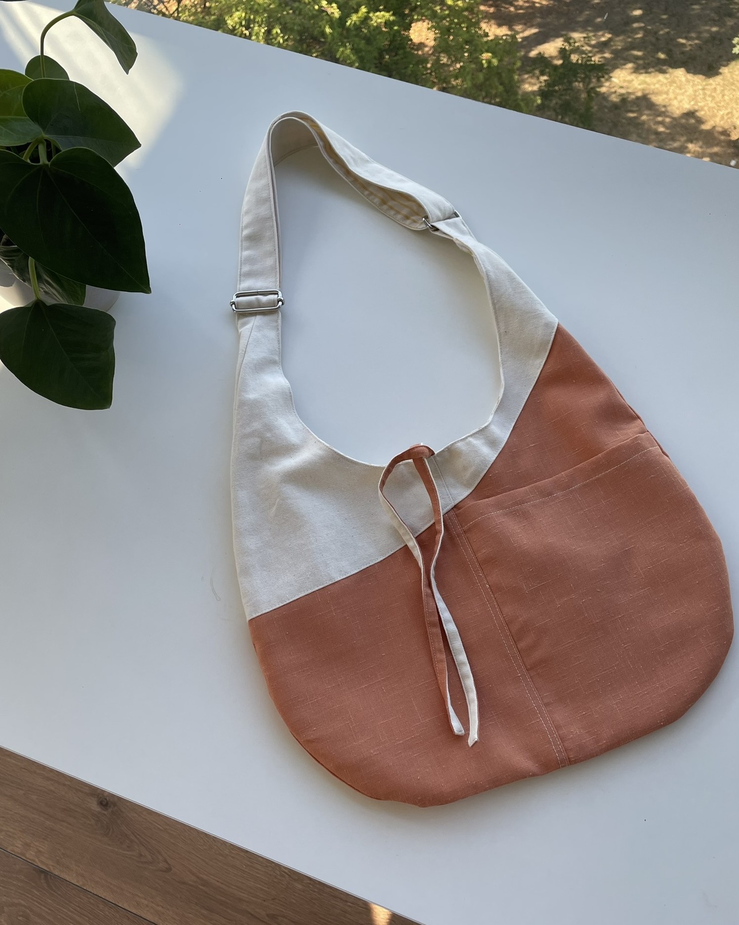 Hobo bag réversible asymétrique beige orange et rayures jaunes – Image 4
