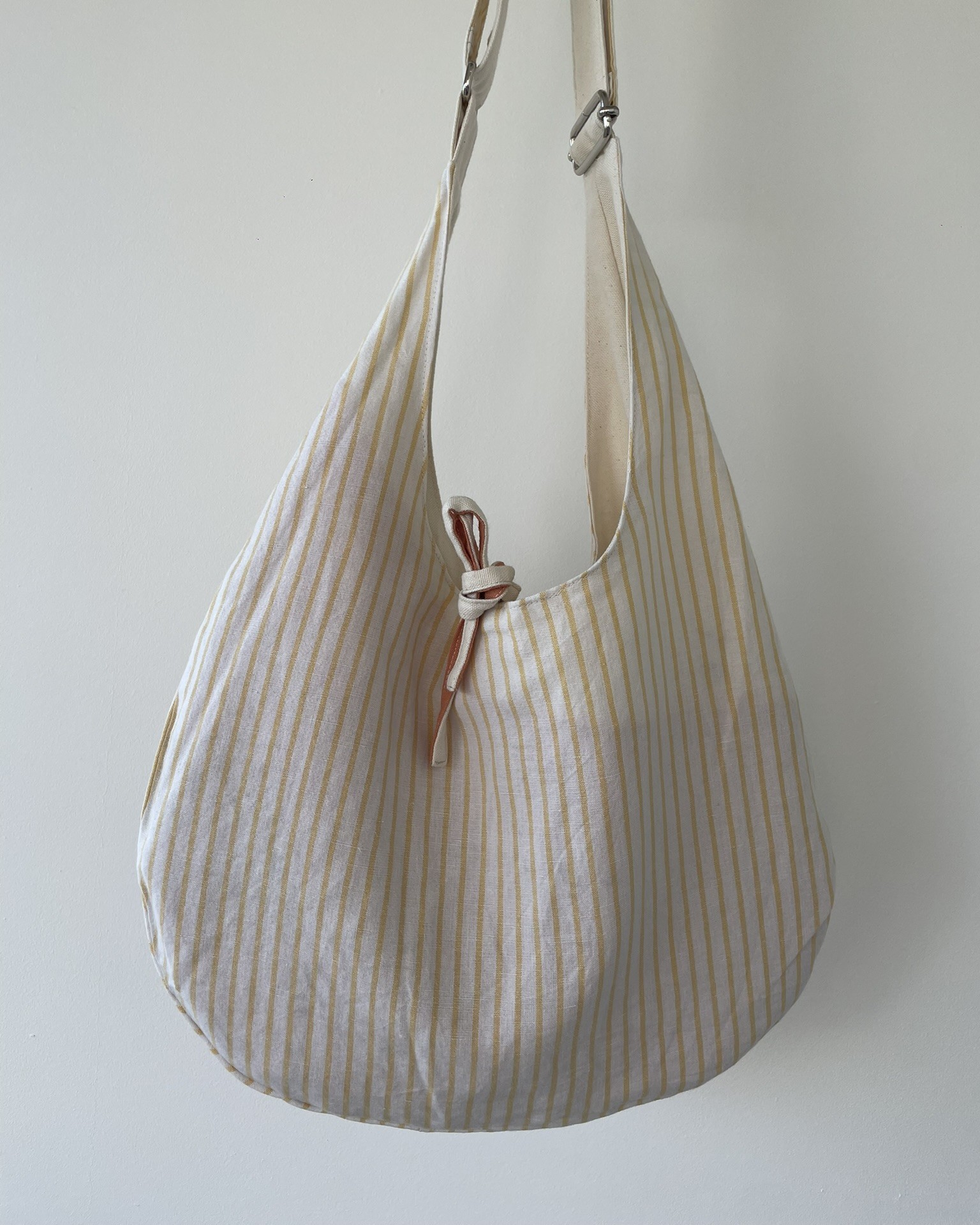 Hobo bag réversible asymétrique beige orange et rayures jaunes