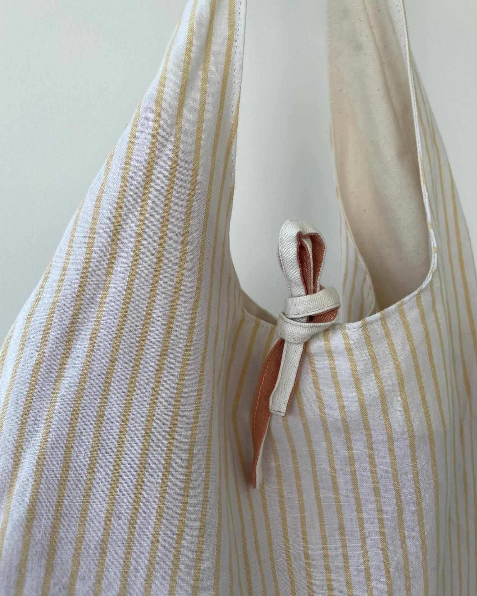 Hobo bag réversible asymétrique beige orange et rayures jaunes – Image 5