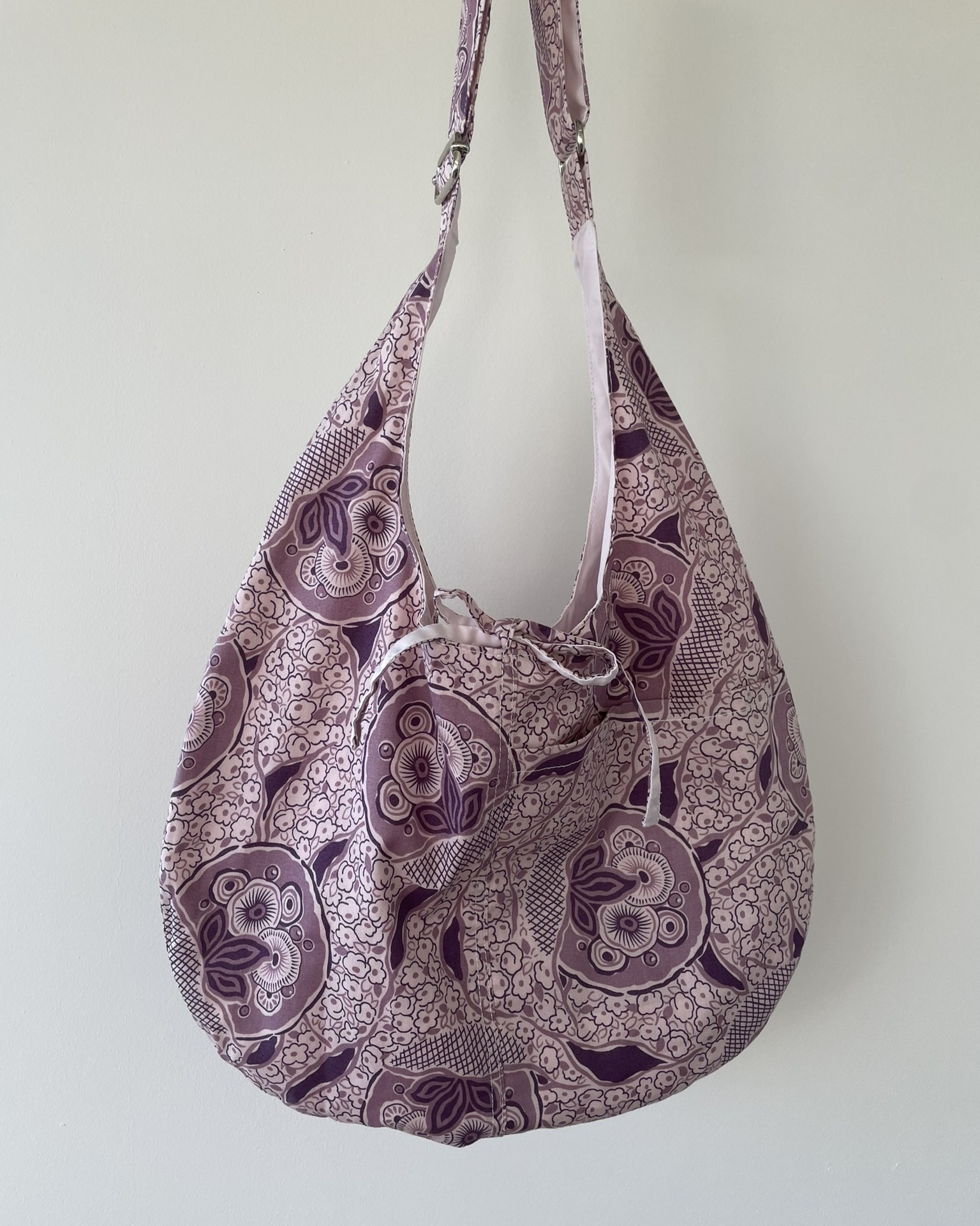 Hobo bag réversible rose poudré et fleurs violettes