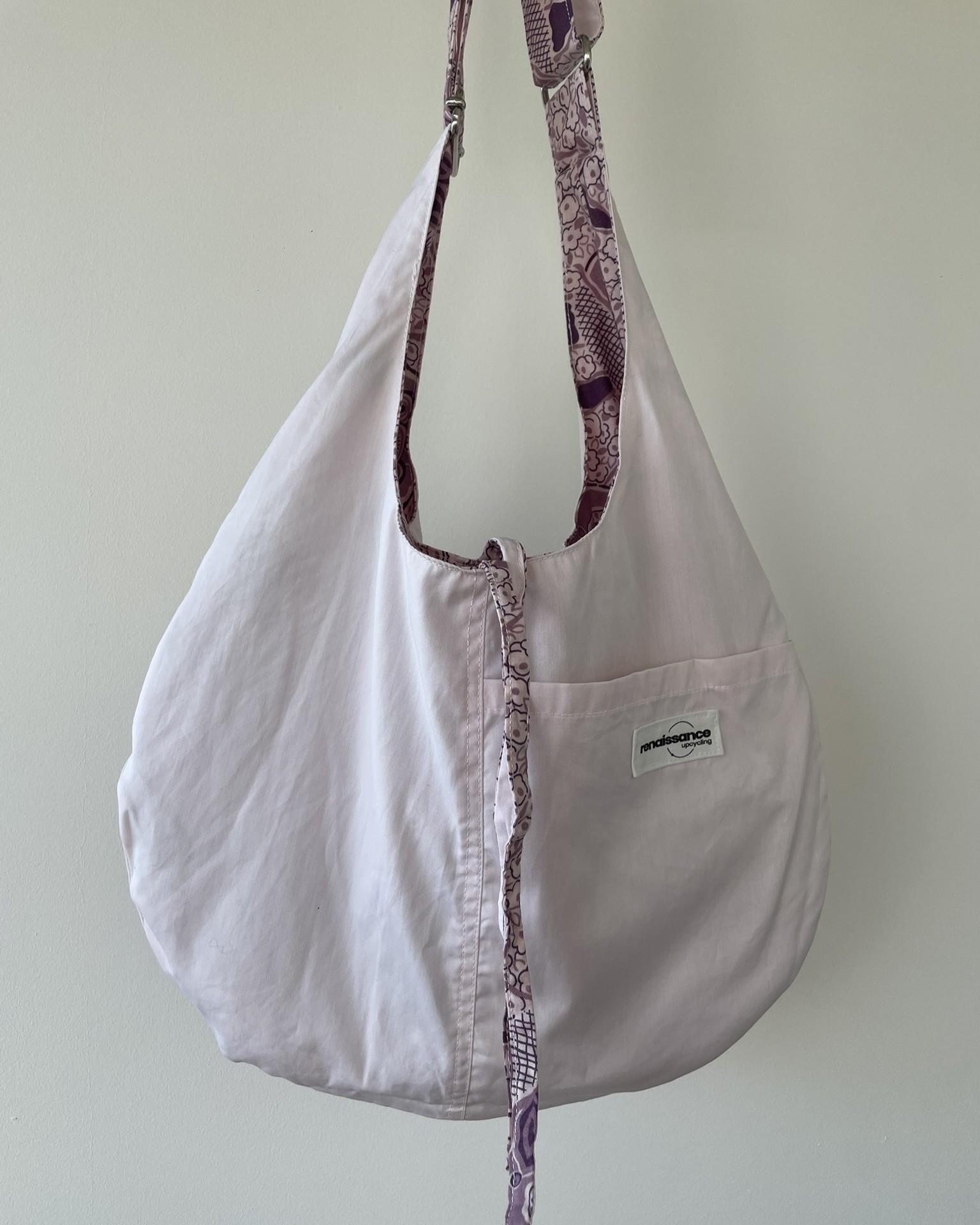 Hobo bag réversible rose poudré et fleurs violettes
